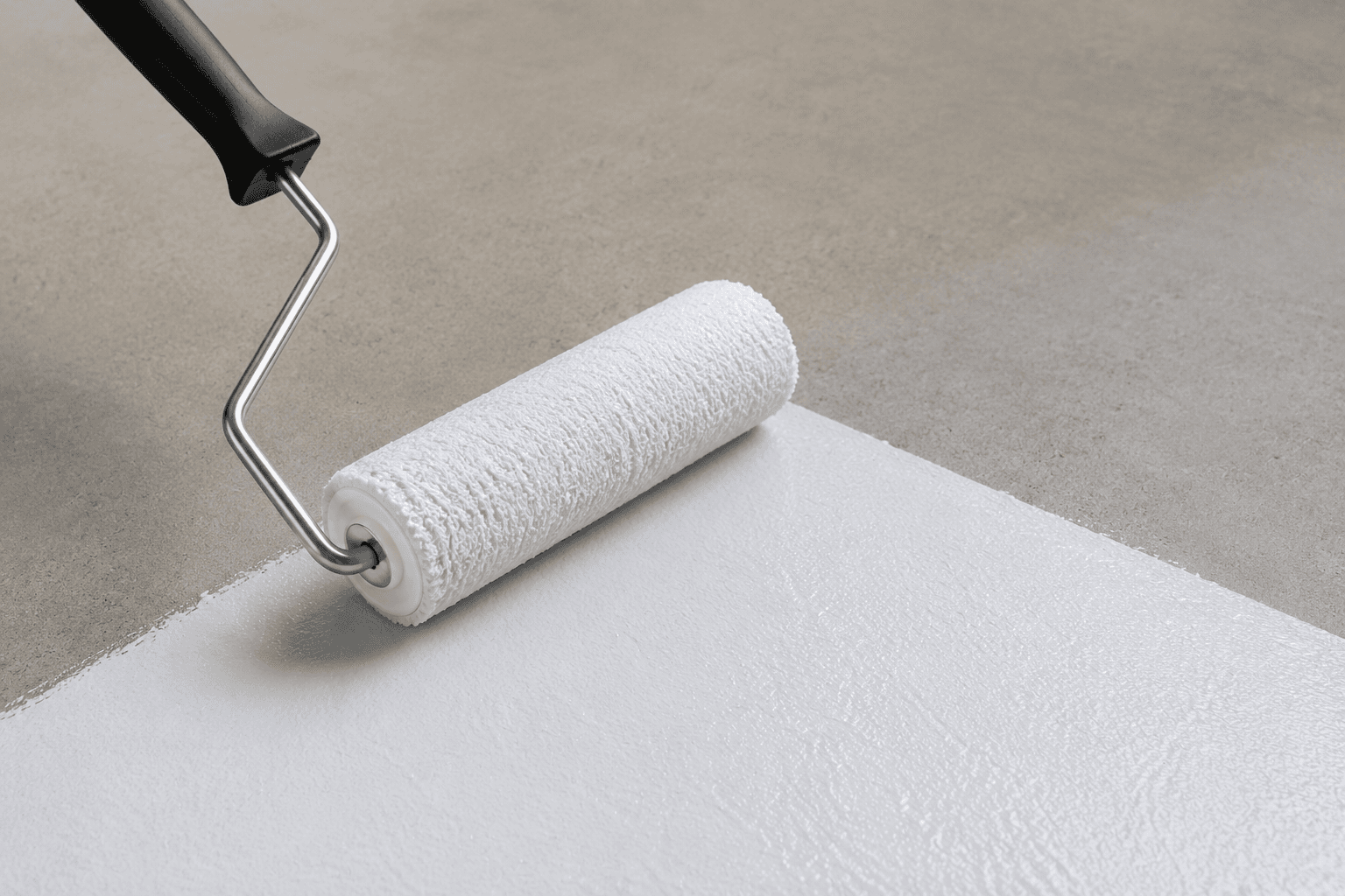 Roller mengaplikasikan lapisan floor coating putih