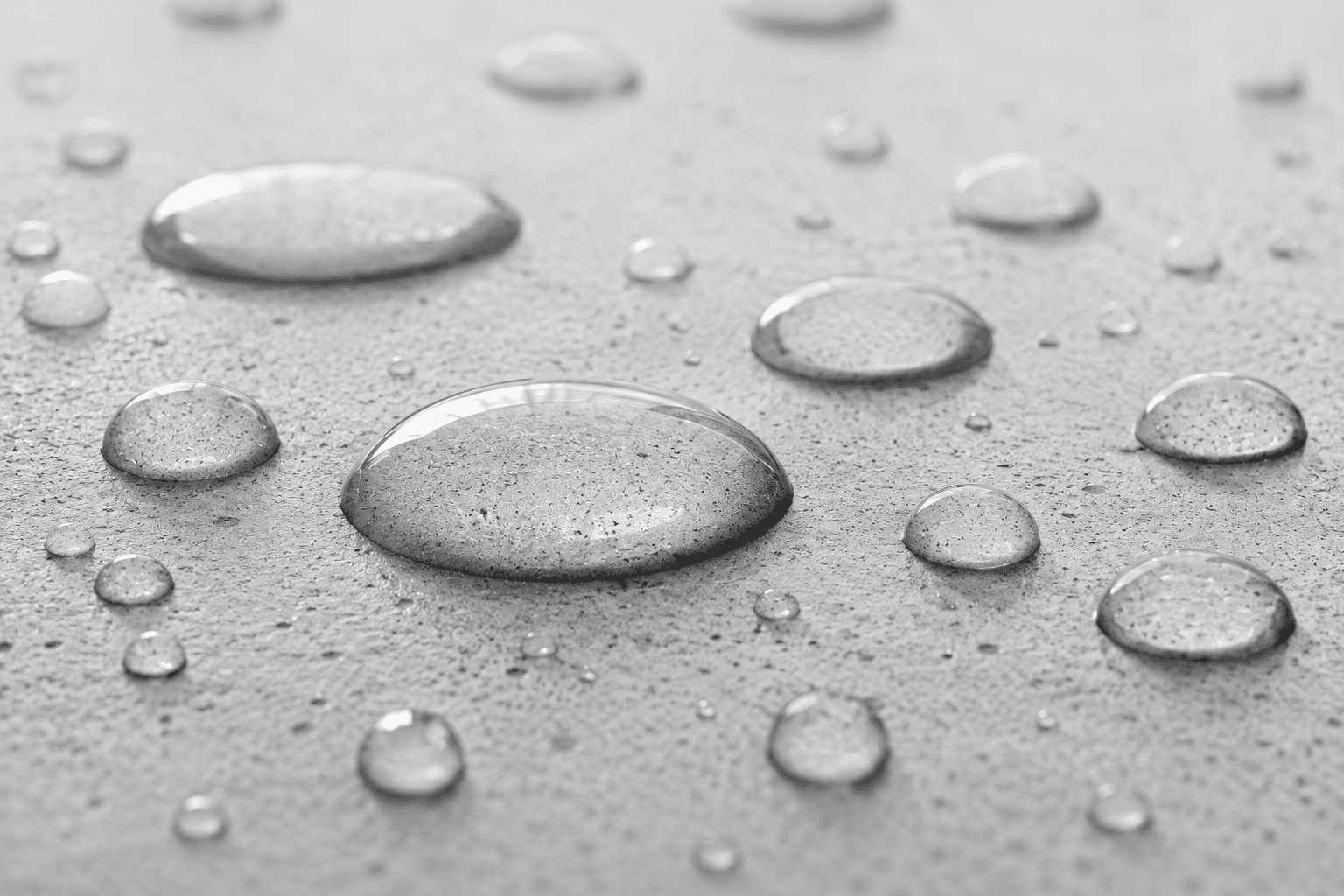 Tetesan air di atas permukaan berlapis waterproofing