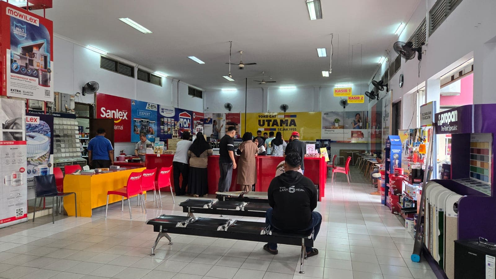 Area pelayanan pelanggan di Toko Cat Utama cabang Setiabudi