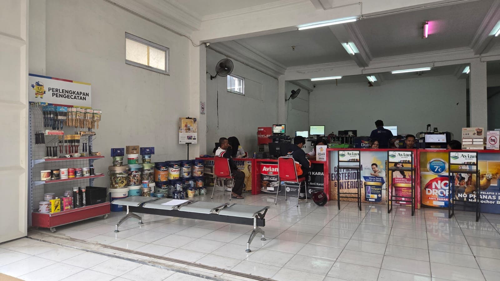 Interior cabang Toko Cat Utama dengan area konsultasi dan produk cat