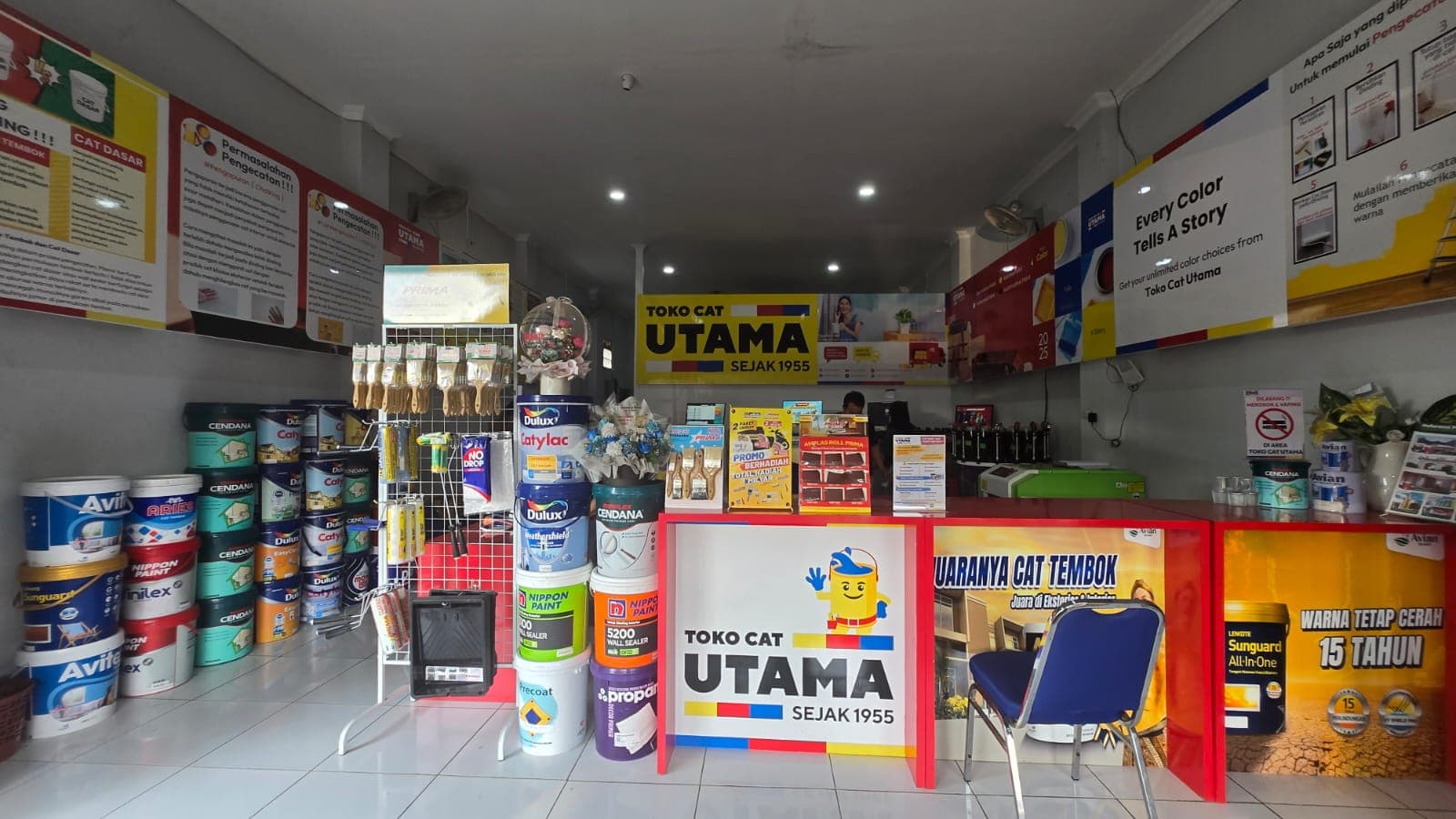 Area kasir dan display produk di cabang Toko Cat Utama