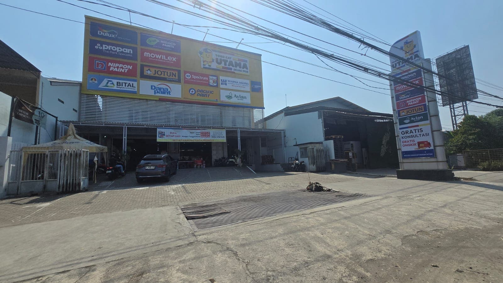 Tampak depan cabang Toko Cat Utama Majapahit