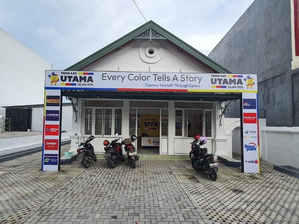 Tampak depan cabang Toko Cat Utama Mataram