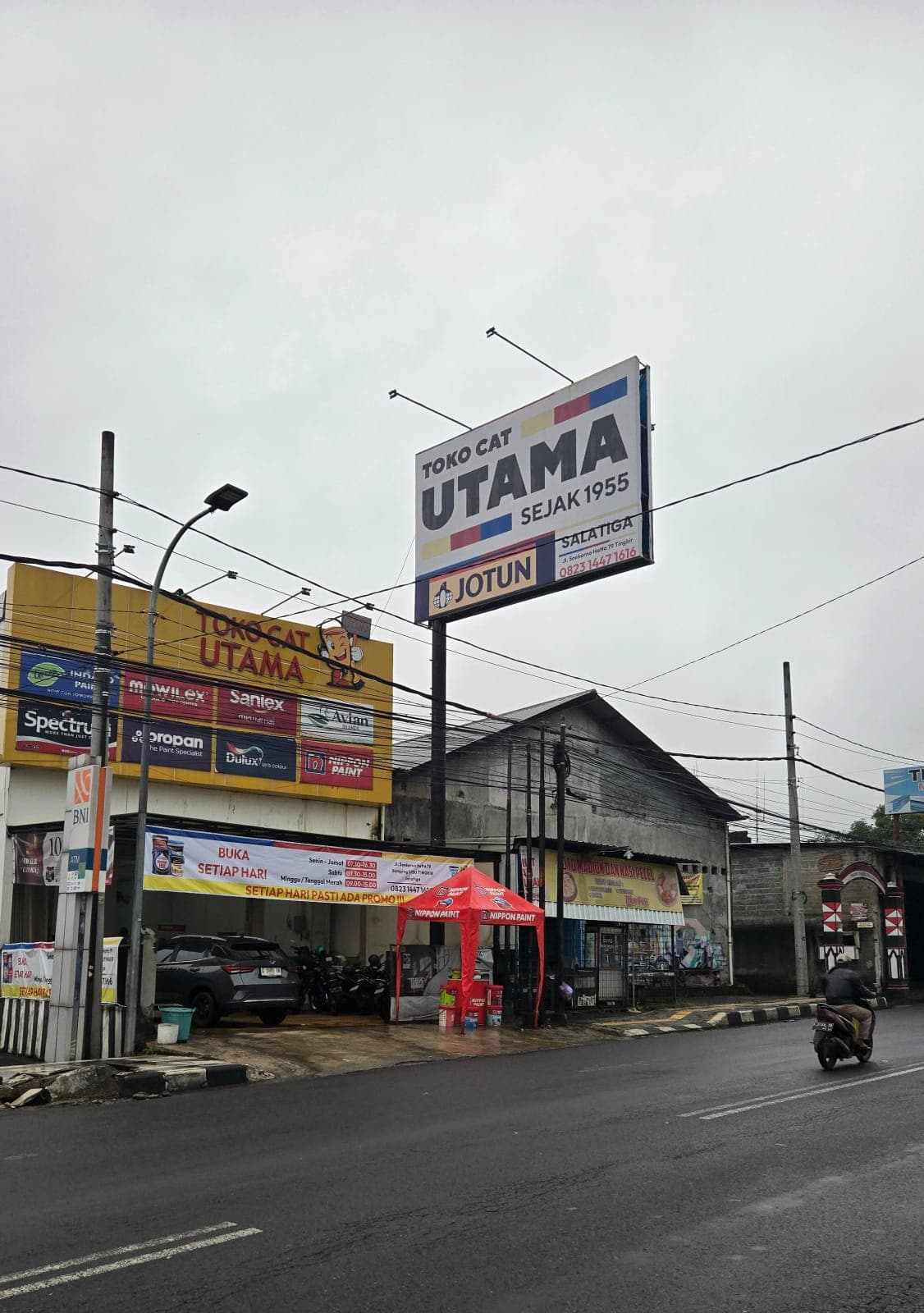 Tampak depan cabang Toko Cat Utama Salatiga