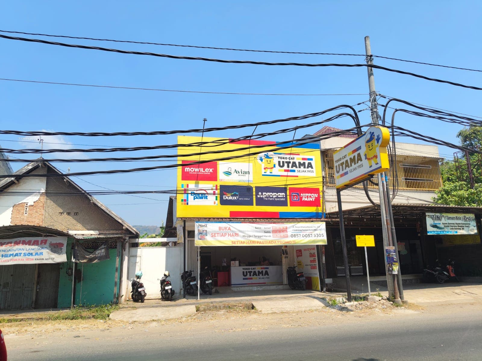 Tampak depan cabang Toko Cat Utama Weleri