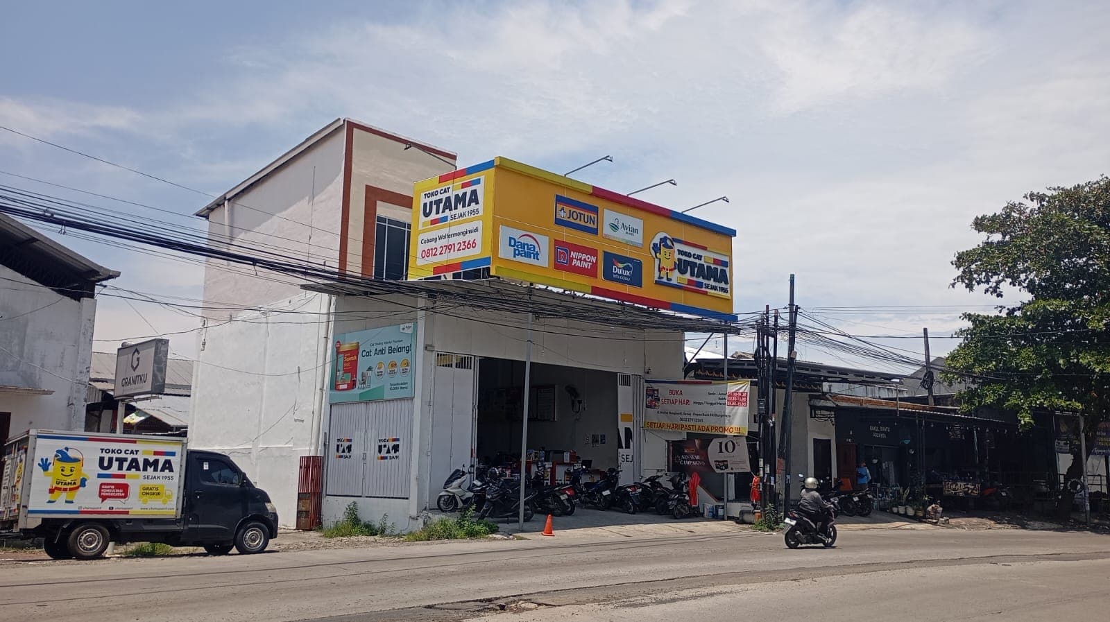 Tampak depan cabang Toko Cat Utama Wolter Monginsidi